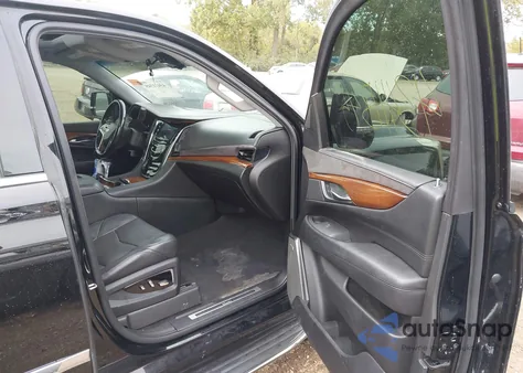 2017 Cadillac Escalade Luxury z USA, uszkodzony, nr VIN 1GYS4BKJ8HR157890